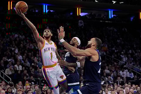 NBA 2024-25: Knicks' Cameron Payne (1) drives past Minnesota Timberwolves' Nickeil Alexander-Walker (9) and Rudy Gobert