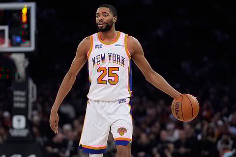 NBA 2024-25: Knicks' Mikal Bridges (25) looks to pass