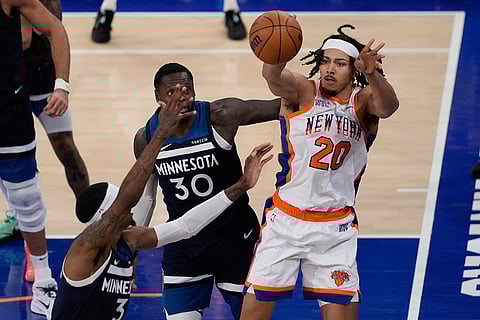 NBA 2024-25: Knicks' Jericho Sims (20) passes away from Timberwolves' Julius Randle