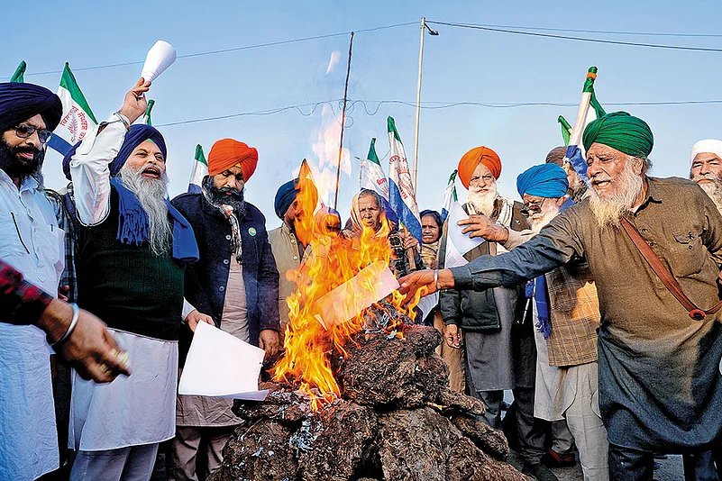 Protesting farmers at Shambhu border burn copies of the new agricultural policy draft