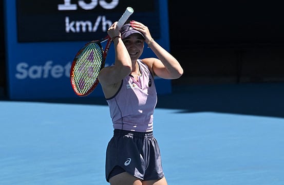 Australian Open: Rybakina Marches On, Lucky Loser Lys Makes History