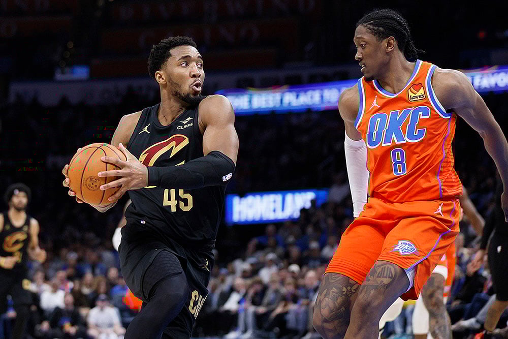 | Photo: AP/Nate Billings : NBA 2024-25: Cavaliers guard Donovan Mitchell drives against Thunder forward Jalen Williams