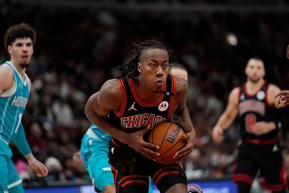 | Photo: AP/Erin Hooley : NBA 2024-25: Bulls guard Ayo Dosunmu, center, handles the ball