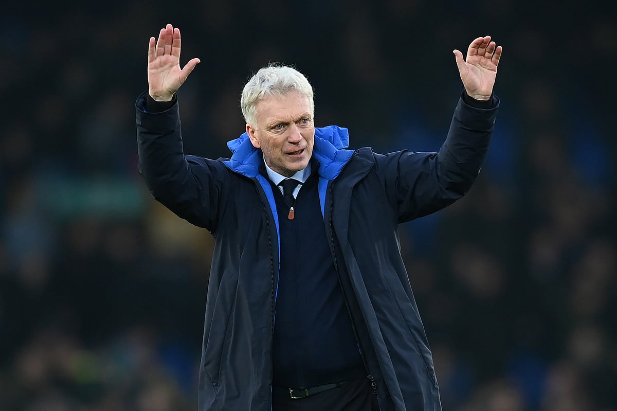 David Moyes salutes the Everton fans after their 3-2 win over Tottenham. - null