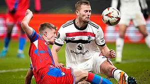 | Photo: AP/Petr David Josek : UEFA Europa League: Plzen's Lukas Cerv, left, challenges for the ball with Man United's Matthijs de Ligt