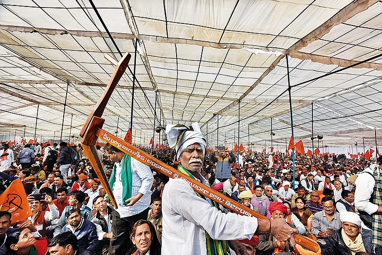 Scenes from the Past: Farmers from different states gather at the Ramlila Ground in Delhi during the Kisan Garjana Rally in 2022 - | Photo: Getty Images