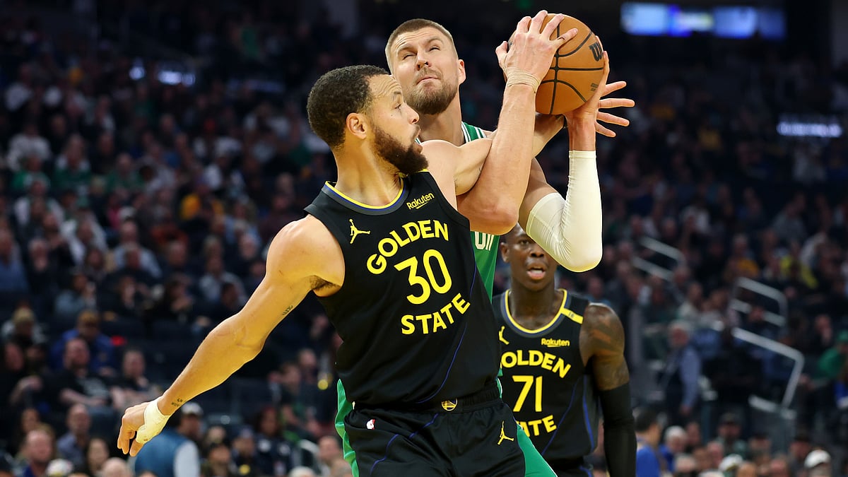 Stephen Curry tussles with Kristaps Porzingis