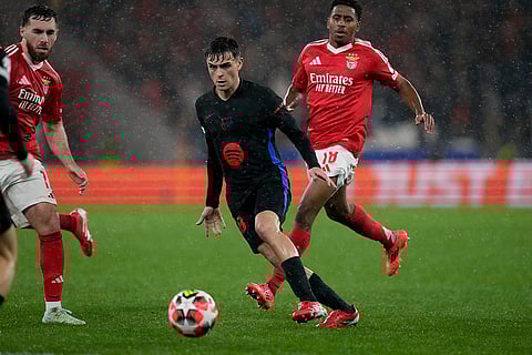 Champions League 2024–25: Frenkie de Jong fights for the ball against Leandro Barreiro