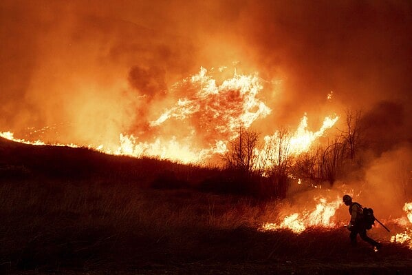 AP : A new raging wildfire erupts in California's Los Angeles