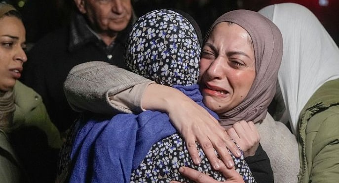 AP : Freed Palestinians reunited with families 
