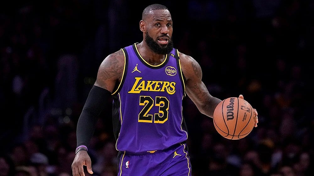 NBA 2024-25: Los Angeles Lakers forward LeBron James dribbles  - | Photo: AP/Mark J. Terrill