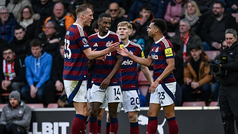 Alexander Isak and his Newcastle United team-mates celebrate at Southampton