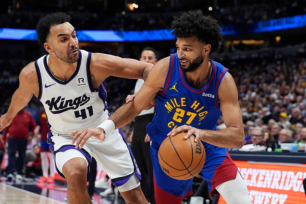| Photo: AP/David Zalubowski : NBA Basketball 2024-25: Nuggets guard Jamal Murray (27) drives past Kings forward Trey Lyles