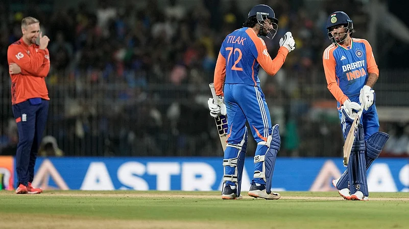 Tilak Varma speaks to batting partner Ravi Bishnoi second T20I between India and England.