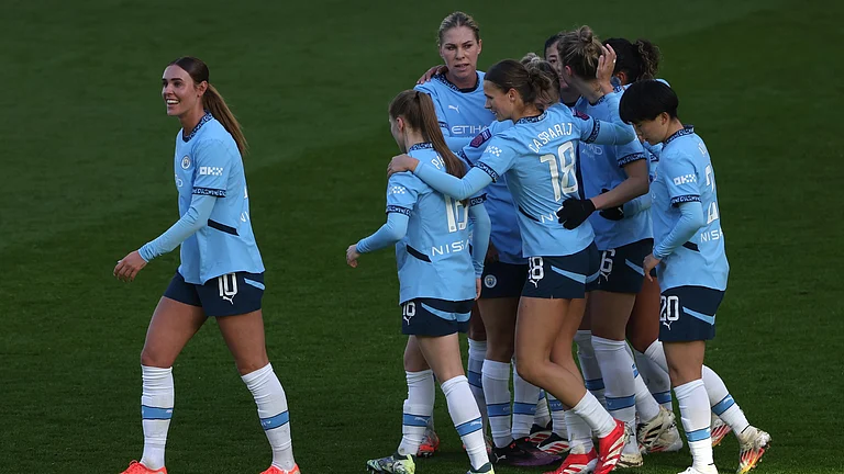 Manchester City celebrate Vivianne Miedema's goal against Aston Villa - null
