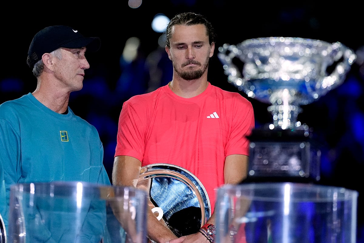 AP Photo/Asanka Brendon Ratnayake : Alexander Zverev of Germany stands next to Darren Cahill, left, coach of Jannik Sinner of Italy following his loss at the Australian Open tennis championship in Melbourne, Australia, Sunday, Jan. 26, 2025.
