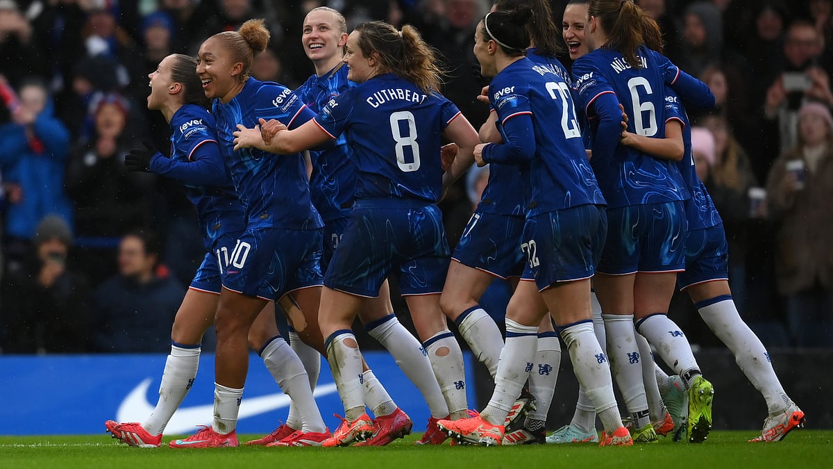 Guro Reiten celebrates with Chelsea team-mates after her late winning spot-kick