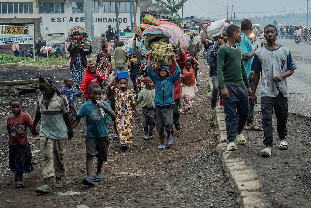 | Photo: AP : People displaced by the fighting with M23 rebels make their way to the center of Goma
