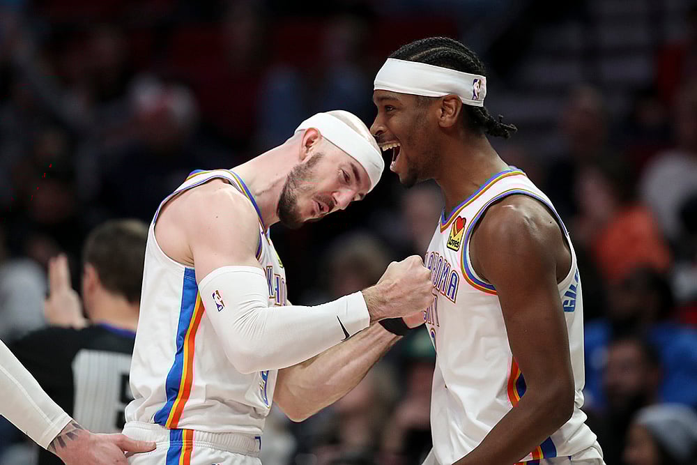 | Photo: AP/Amanda Loman : NBA 2024-25: Thunder guards Alex Caruso and Shai Gilgeous-Alexander react after a call in their favor