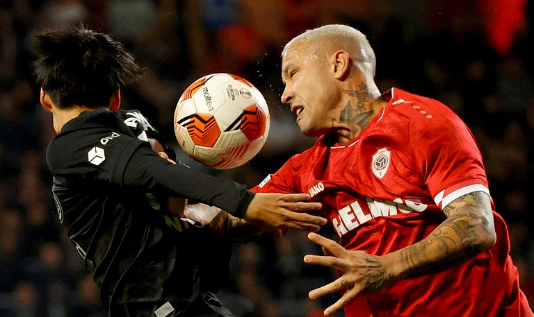 Frankfurt's Daichi Kamada, left, goes up against Royal Antwerp's Radja Nainggolan during the Europa League group D soccer match between Royal Antwerp and Frankfurt at the Bosuil Stadium. - AP/File Pic