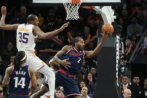 NBA 2024-25: Clippers forward Kawhi Leonard (2) drives past Suns forward Kevin Durant