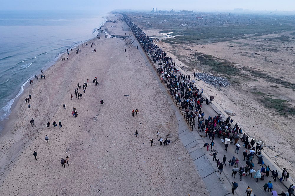 | Photo: AP/Mohammad Abu Samra : Displaced Palestinians return to northern Gaza Strip