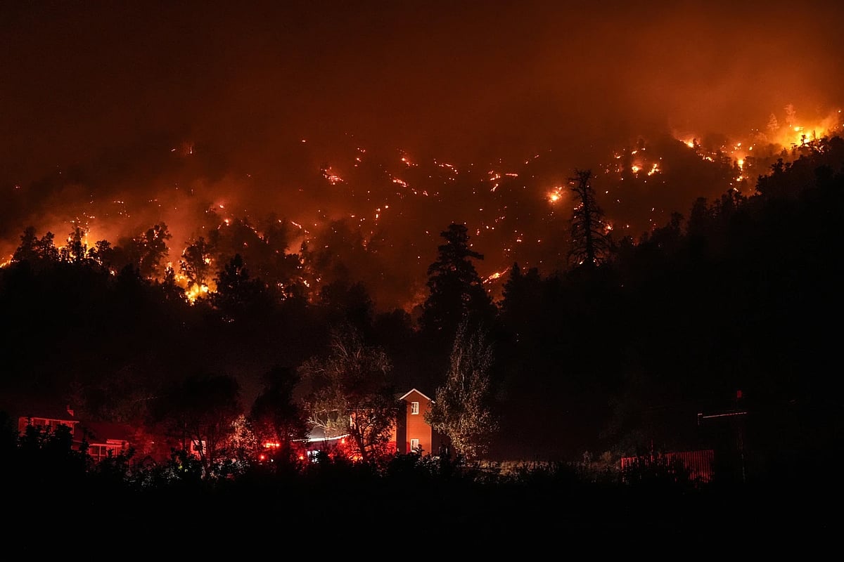 AP : Raging wildfire engufged California