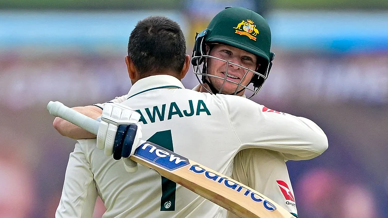 Khawaja embraces Smith on day one