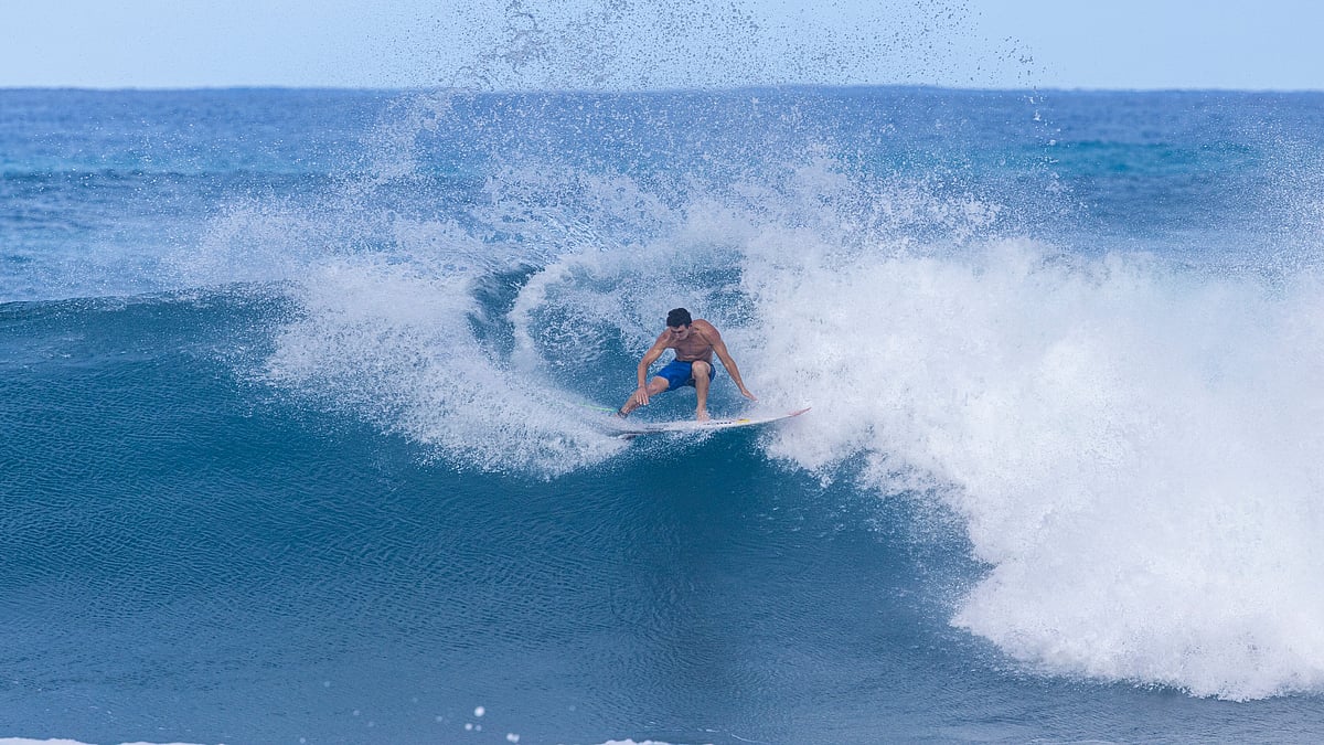 Domenic Mosqueira / Red Bull Content Pool : Griffin Colapinto surfs on the North Shore of Oahu at the start of the 2025 WSL Championship Tour season.