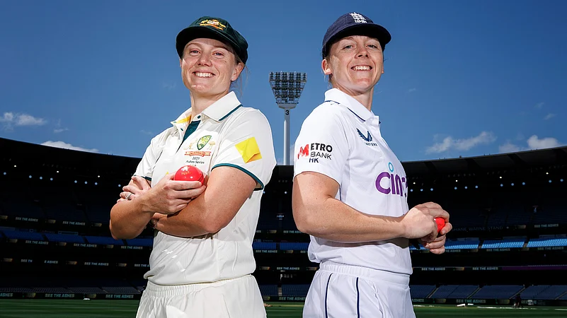 Captains Alyssa Healy (left) and Heather Knight Womens Ashes Test