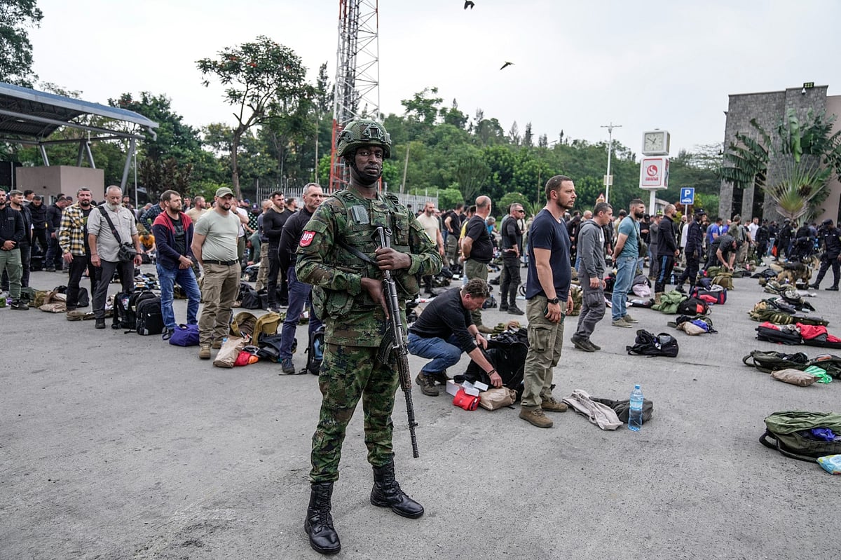 AP : M23 rebels release captured Romanian mercenaries, who were fighting alongside Democratic Republic of Congo army