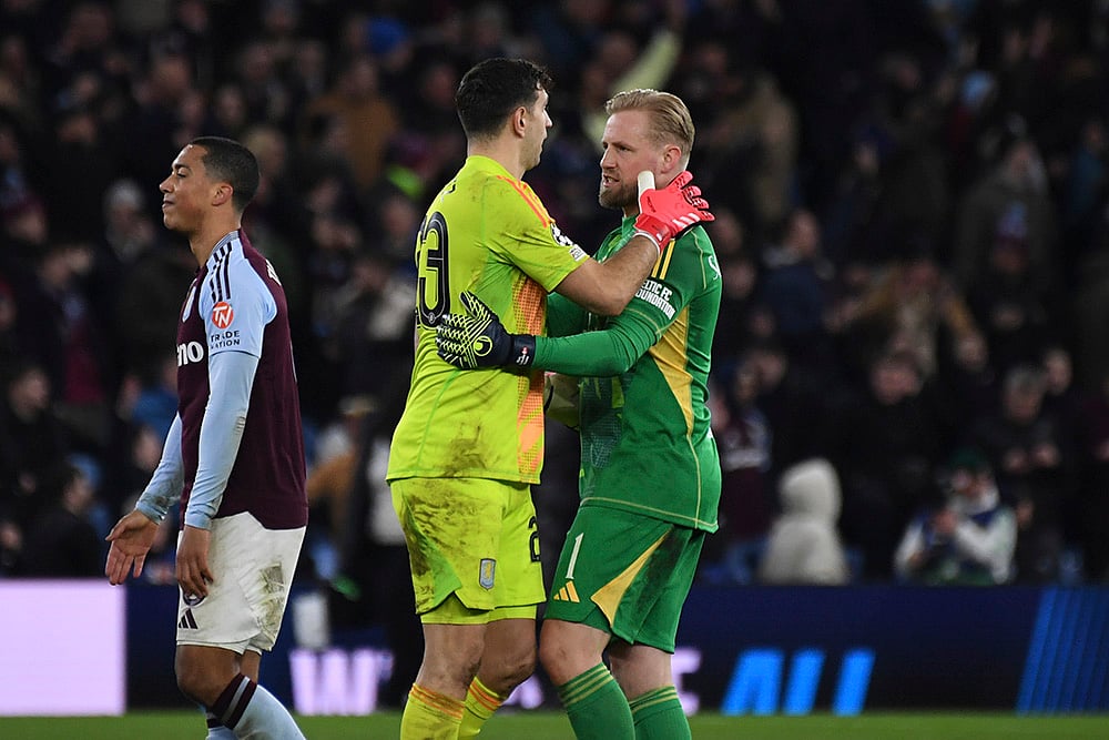 | Photo: AP/Rui Vieira : Champions League 2024-25: Aston Villa's Emiliano Martinez and Celtic's Kasper Schmeichel hug