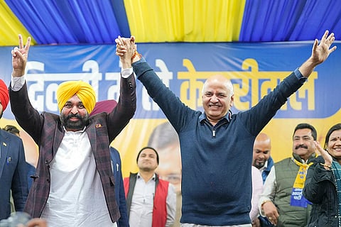 Bhagwant Mann with Manish Sisodia during a public meeting in Delhi