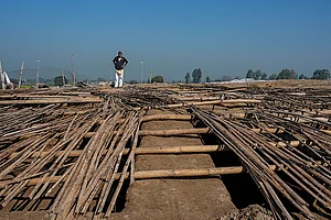 | Photo: Vikram Sharma : Excavation at
Mound No. I, Rakhigarhi