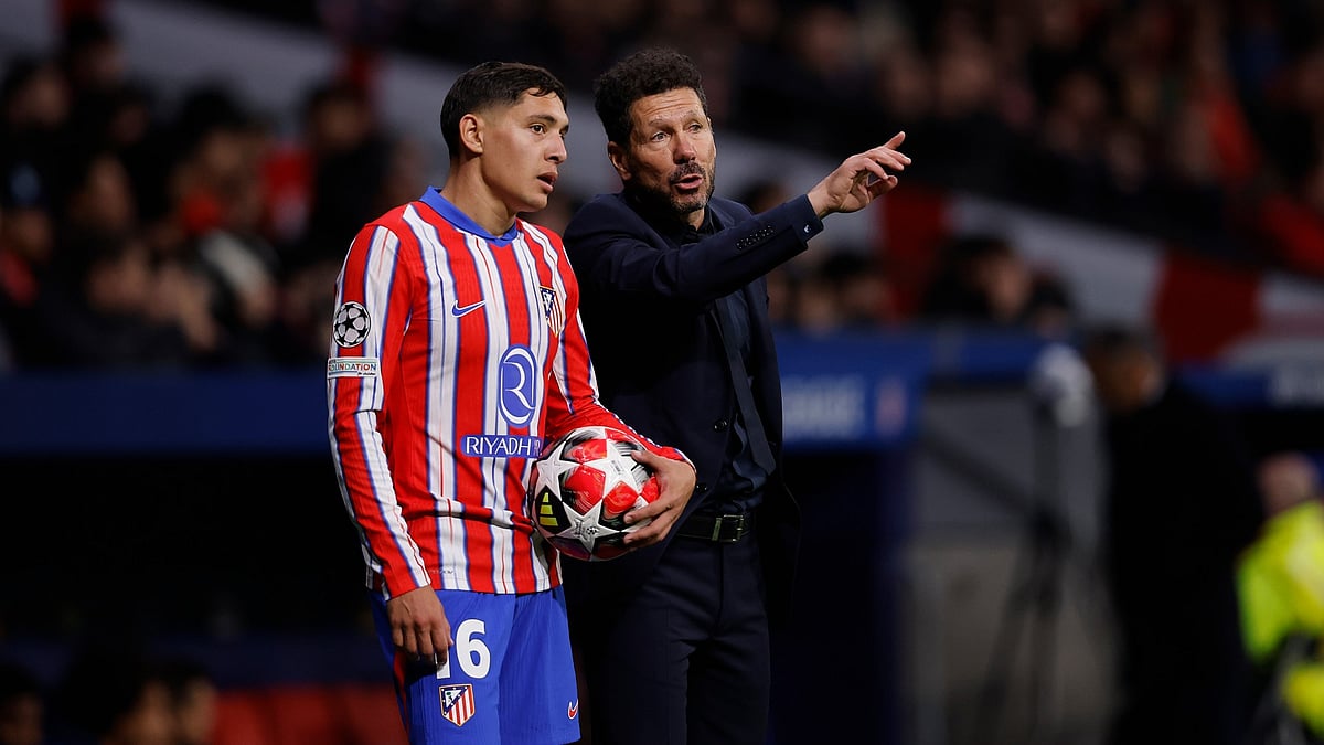 Diego Simeone passes instructions to Nahuel Molina