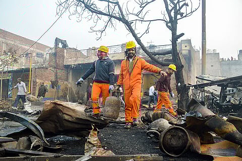 Truck carrying gas cylinders catches fire