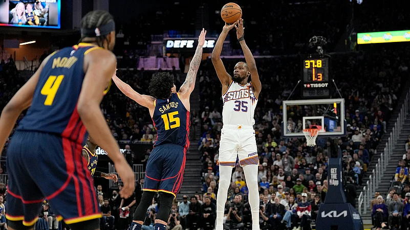Kevin Durant shoots the ball during the Phoenix Suns win