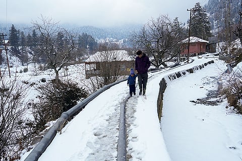 Weather: Snowfall in J-K's Baramulla