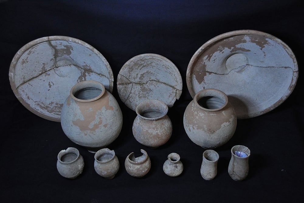 | Photo: Jitender Gupta/Outlook : Complete pots found with burial grave Rakhigarhi mound no 6