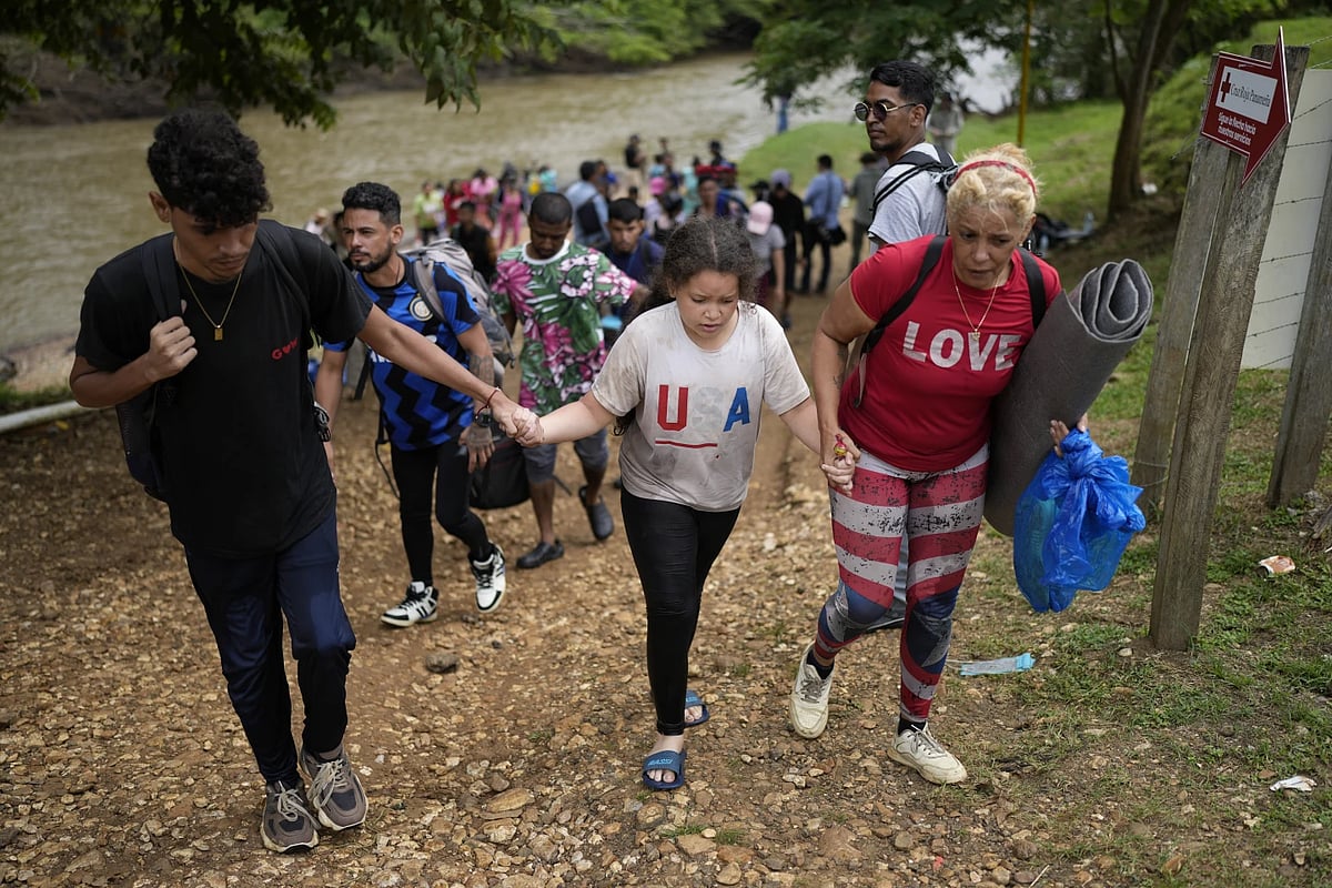 AP : Venezuelan migrants crossing the border 