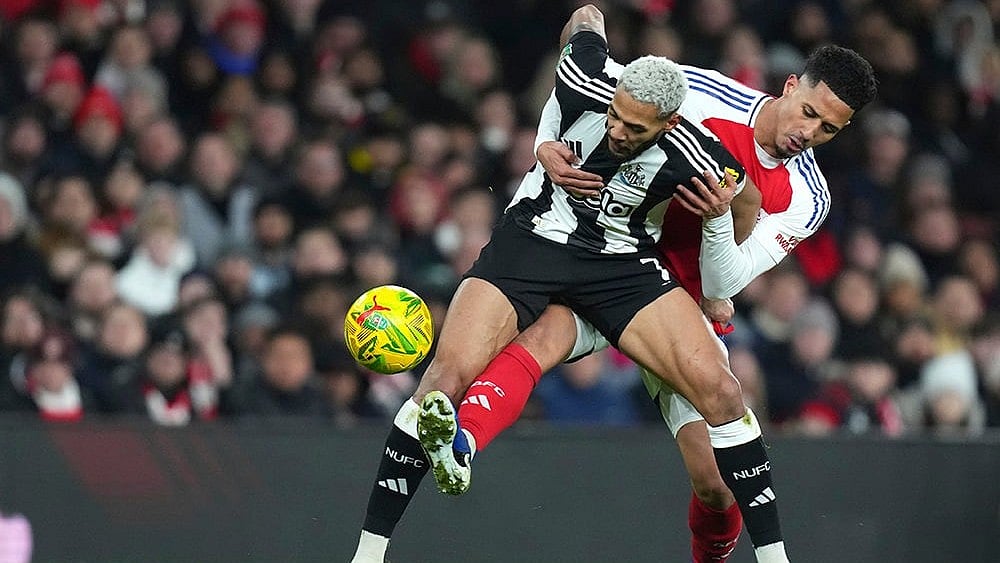 | Photo: AP/Kirsty Wigglesworth : EFL Cup 2024-25: Newcastle's Joelinton fights for the ball with Arsenal's William Saliba 