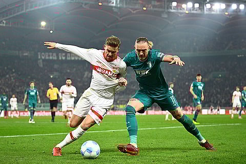 DFB-Pokal: Stuttgart's Maximilian Mittelstädt and Augsburg's Marius Wolf battle for the ball