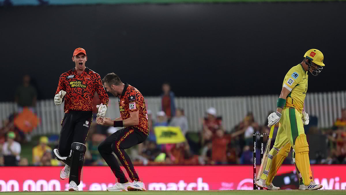 X/Sunrisers Eastern Cape : Craig Overton (centre) celebrates Wihan Lubbe's wicket during the Eliminator.