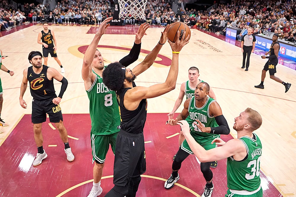 | Photo: AP/Sue Ogrocki : NBA 2024-25: Cavaliers Jarrett Allen shoots in front of Celtics Kristaps Porzingis 