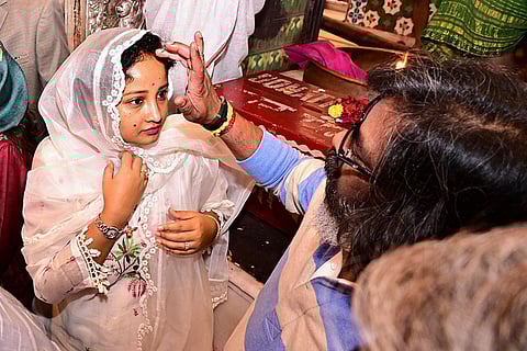 Hemant Soren visits Kalighat Kali temple