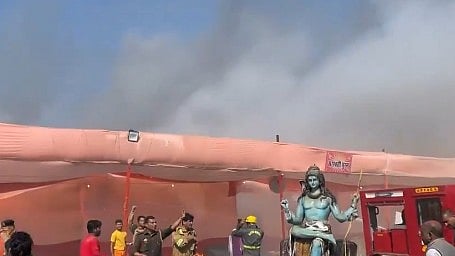 X/PTI : Fire breaks out at a camp in Maha Kumbh on Friday
