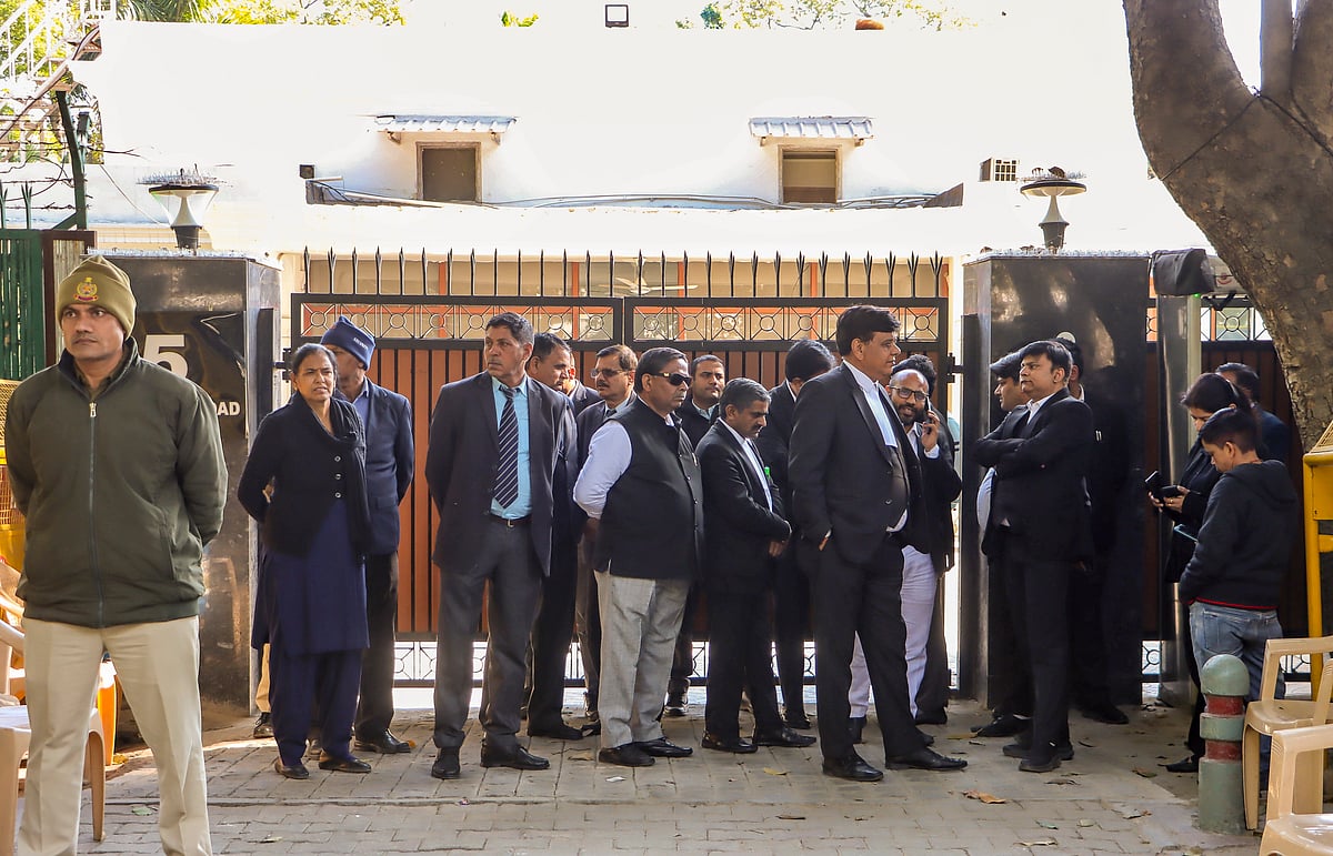 ACB officials outside Arvind Kejriwals residence