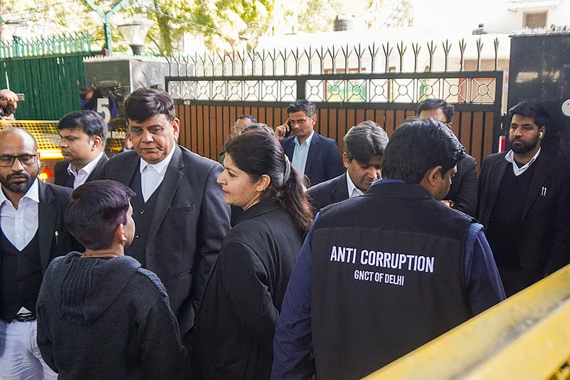 ACB team reaches Kejriwals residence