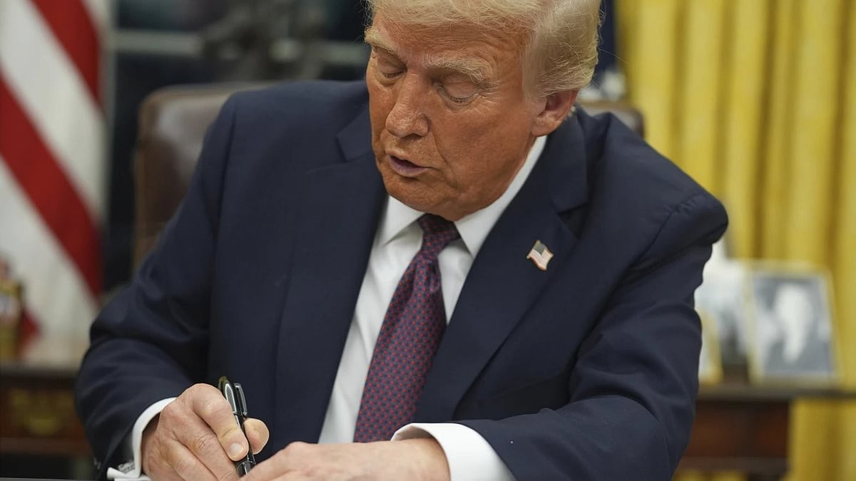 AP : Donald Trump signs executive order on birthright citizenship