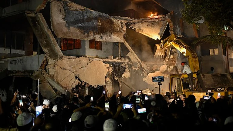 Protesters demolished the residence of Sheikh Mujibur Rahman in Dhaka | - AP